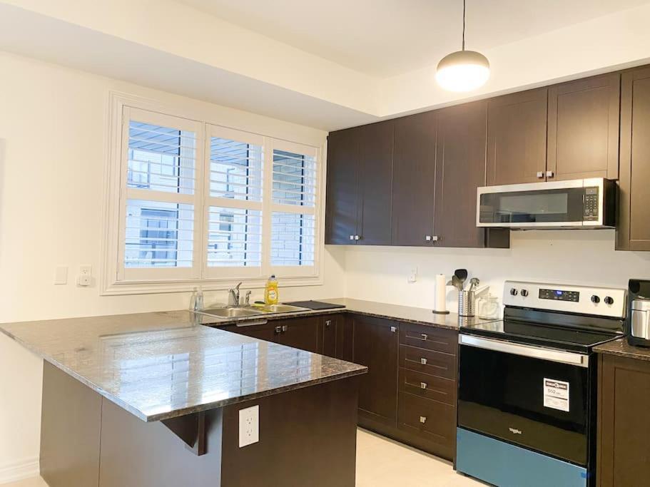 Elegant Rooms In Shared Townhouse Next To Beach Whitby Εξωτερικό φωτογραφία
