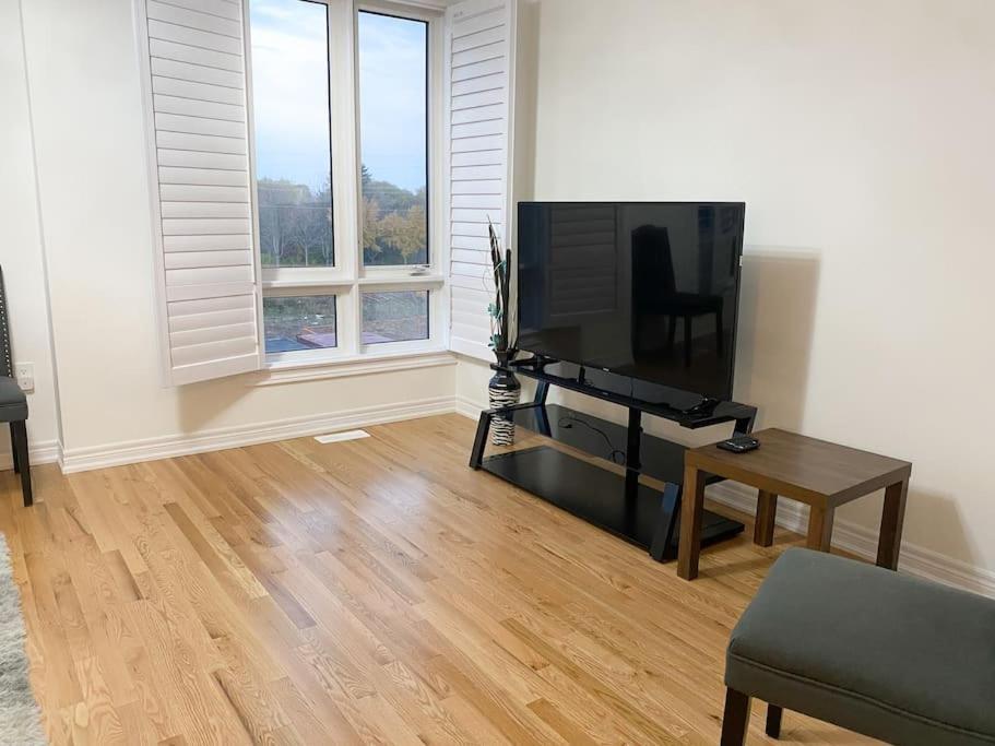 Elegant Rooms In Shared Townhouse Next To Beach Whitby Εξωτερικό φωτογραφία