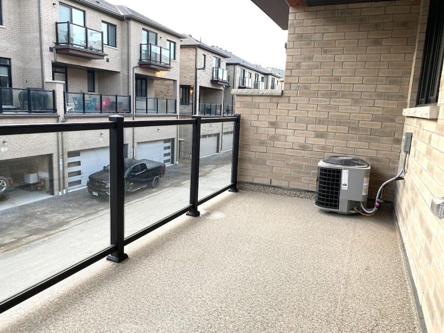 Elegant Rooms In Shared Townhouse Next To Beach Whitby Εξωτερικό φωτογραφία