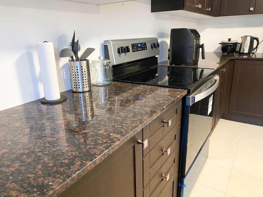Elegant Rooms In Shared Townhouse Next To Beach Whitby Εξωτερικό φωτογραφία