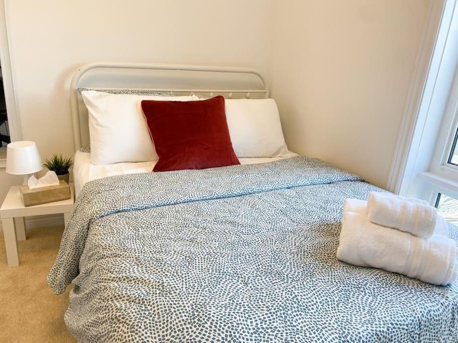 Elegant Rooms In Shared Townhouse Next To Beach Whitby Εξωτερικό φωτογραφία