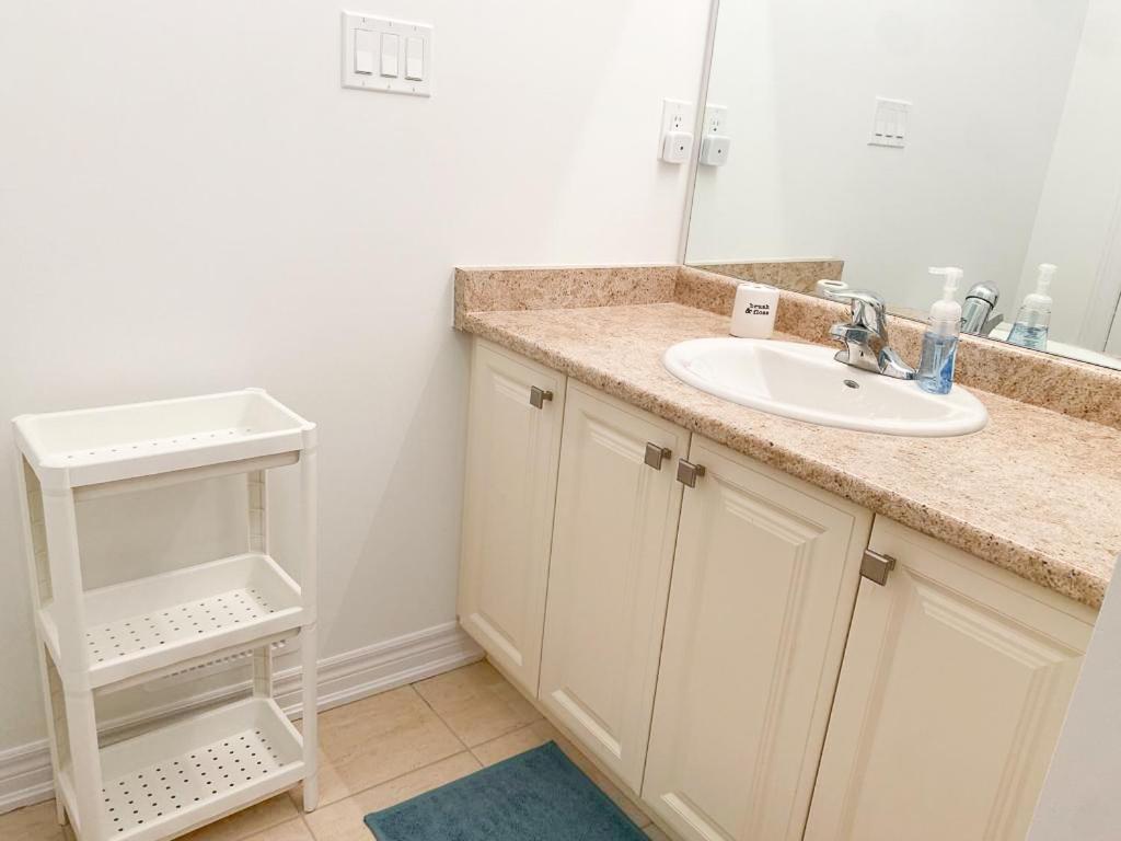 Elegant Rooms In Shared Townhouse Next To Beach Whitby Εξωτερικό φωτογραφία