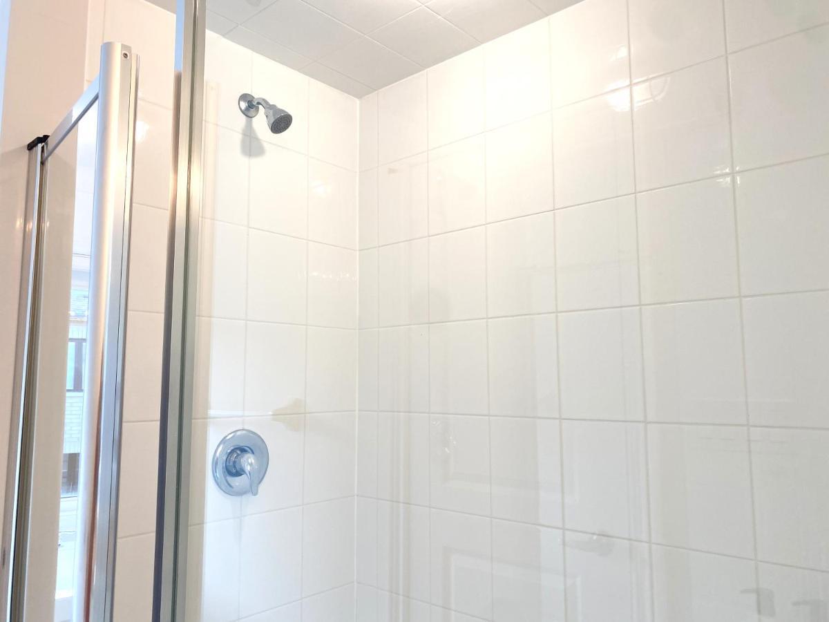 Elegant Rooms In Shared Townhouse Next To Beach Whitby Εξωτερικό φωτογραφία