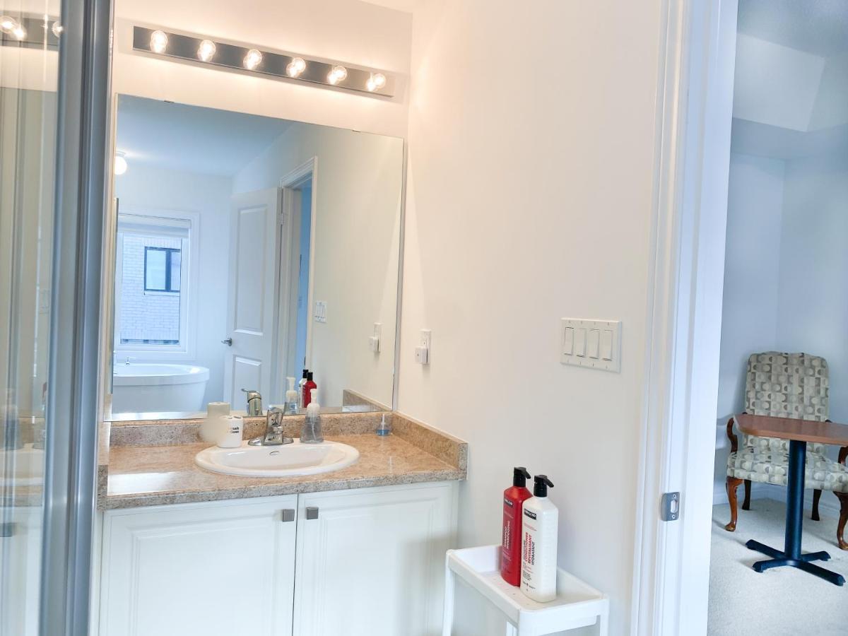 Elegant Rooms In Shared Townhouse Next To Beach Whitby Εξωτερικό φωτογραφία
